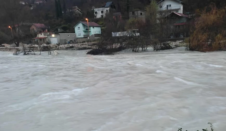 Izlijevanje Drežanke: Evakuirana obitelj u Donjoj Drežnici