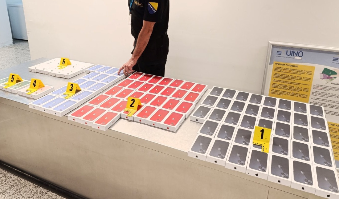 Službenici UIO spriječili pokušaj krijumčarenja 123 iPhone-a na Aerodromu Sarajevo