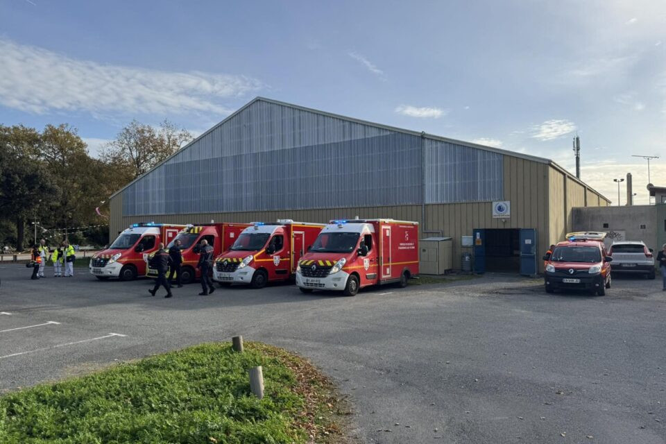 Automobil uletio među pješake i bicikliste na francuskom ostrvu – najmanje pet povrijeđenih