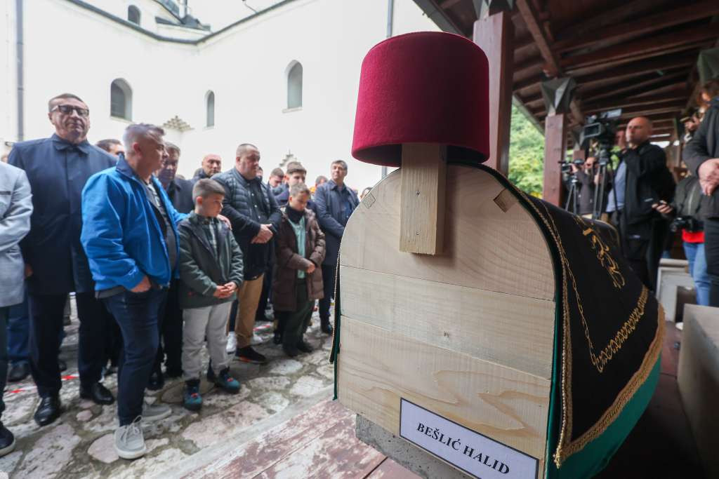 Hiljade ljudi klanjalo dženazu Halidu Bešliću u haremu Gazi Husrev-begove džamije