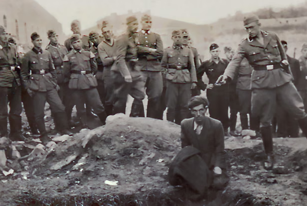 AI tehnologija otkriva identitet naciste na zastrašujućoj fotografiji Holokausta