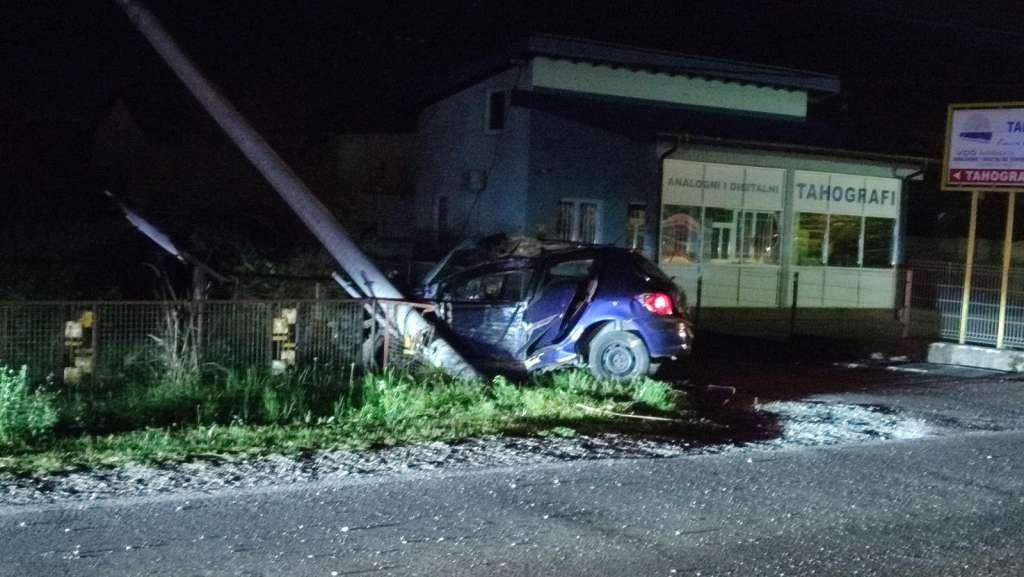 Vozač Peugeota podlegao povredama zadobijenim u udesu kod Brčkog