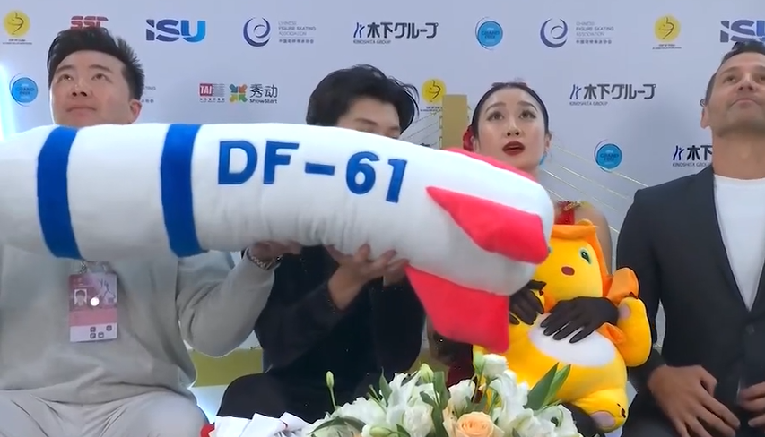 ISU pokreće istragu nakon što su kineski klizači držali “balističku raketu”