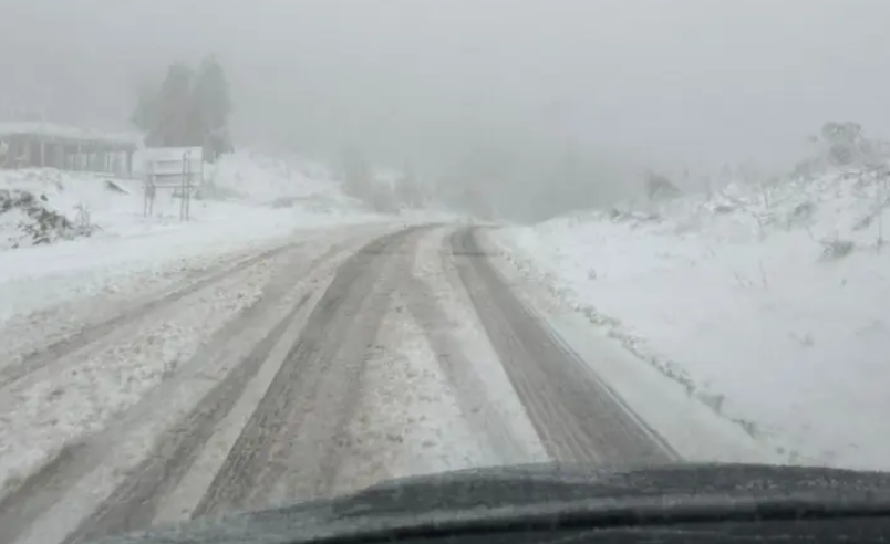 Pripremite vozila za zimu: Snijeg je zabijelio većinu bh. cesta