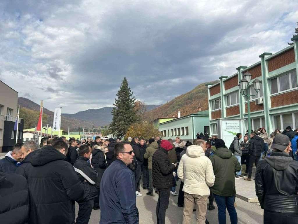 Radnici UNIS Ginex blokirali proizvodnju, ne odustaju dok se ne promijene odluke NO