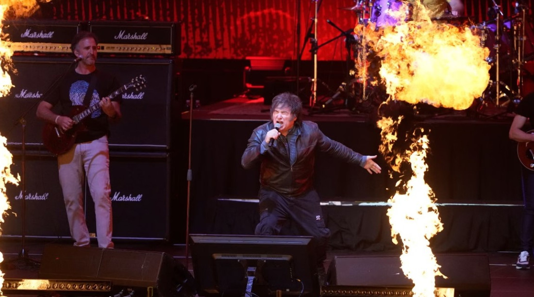 Argentinski predsjednik glumi rock zvijezdu dok zemlja tone u krizu