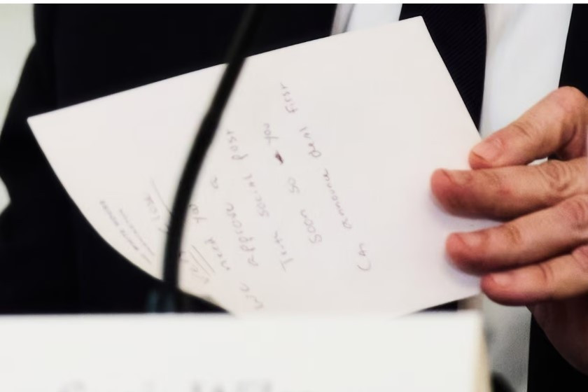 Fotograf uhvatio trenutak kada Trump saznaje za prekid vatre u Gazi – sve počelo jednim papirom