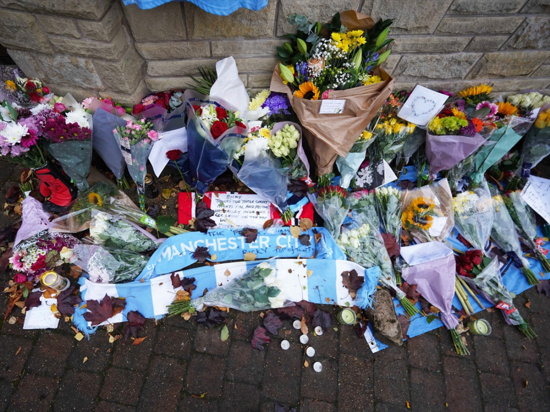 Cvijeće i poruke ispred kuće preminulog Rickyja Hattona u Manchesteru