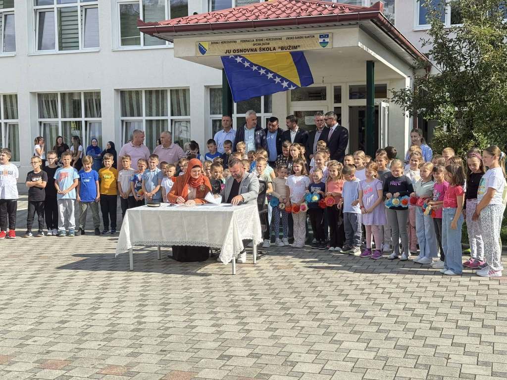 U Bužimu potpisani ugovori za izgradnju dječijeg vrtića i školske sportske sale