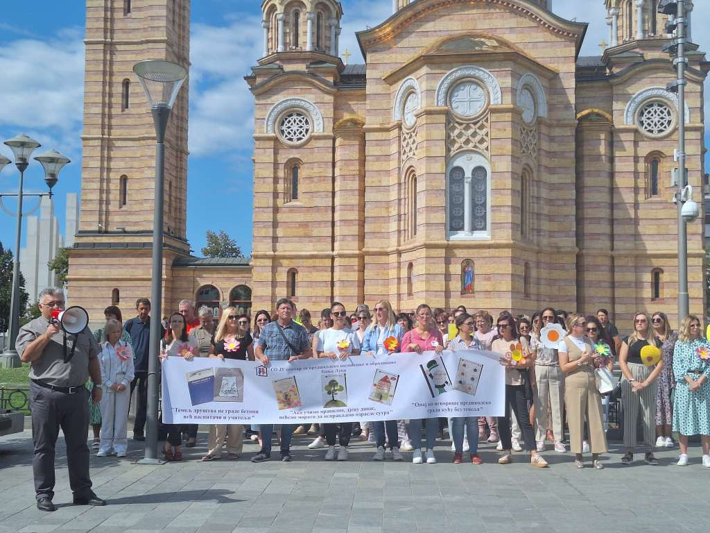 Vaspitači iz Banje Luke protestovali ispred Gradske uprave, traže povišice