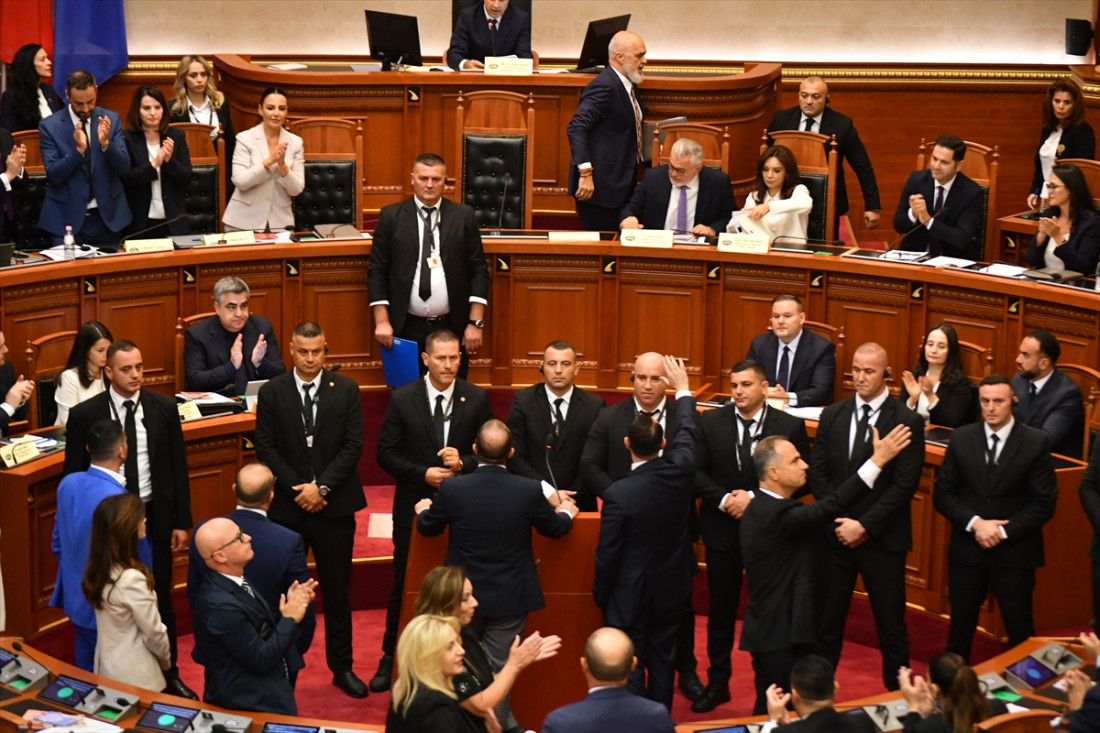 Usred zvižduka opozicije: Albanska virtuelna ministarka obratila se Parlamentu