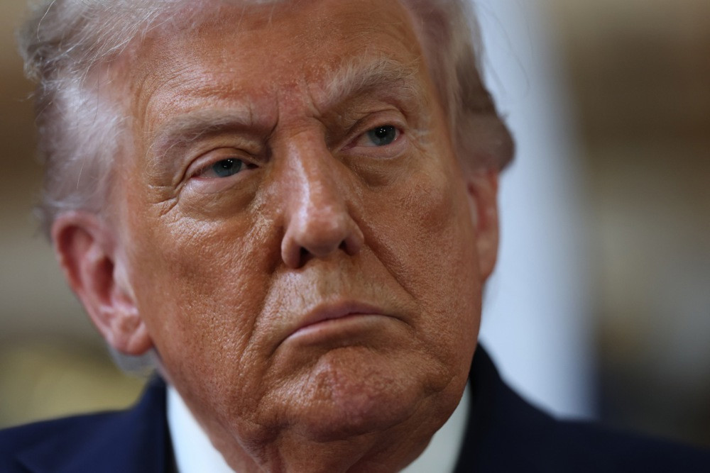 Trump poručio da bi TV mreže koje ga kritikuju „možda trebale izgubiti licence“