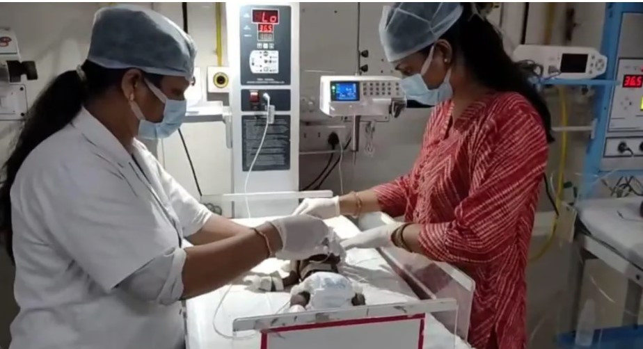 U kritičnom stanju: Indija u šoku nakon što je beba pronađena živa zakopana