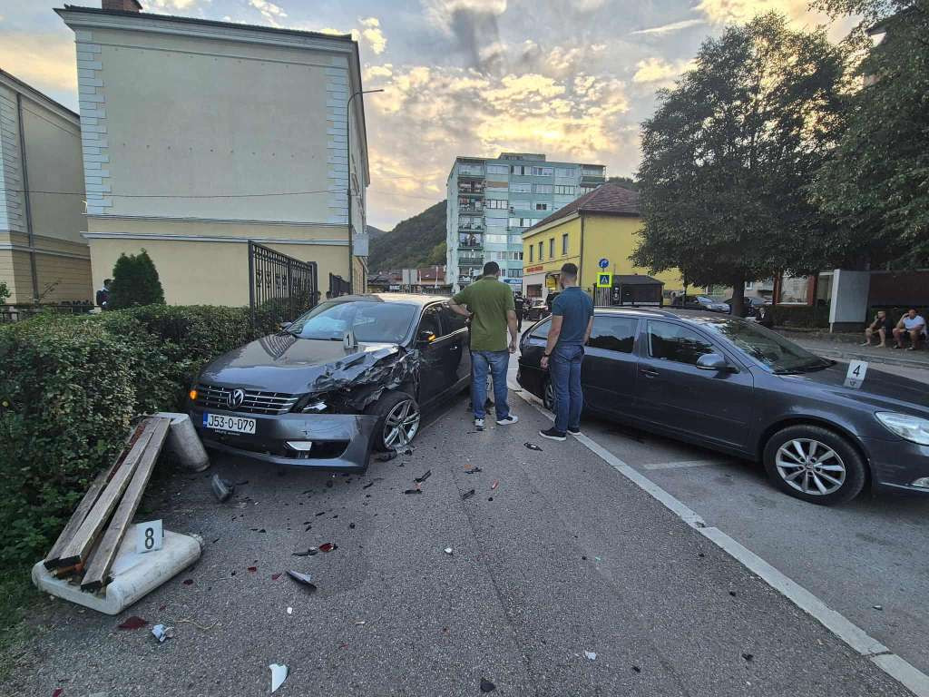 U nesreći kod škole u Goraždu povrijeđeno šest osoba, napadnuti policajci koji su došli na uviđaj