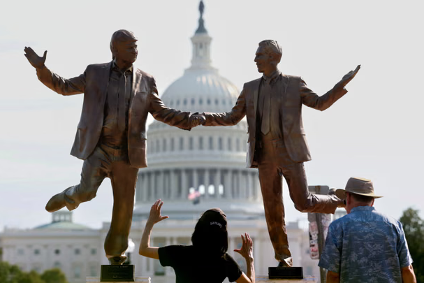 “Dugotrajna veza” u bronzi: Trump i Epstein dobili zajednički spomenik u srcu Washingtona