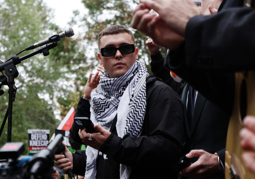 Britanski sud obustavio proces protiv repera Kneecap zbog zastave Hezbolaha