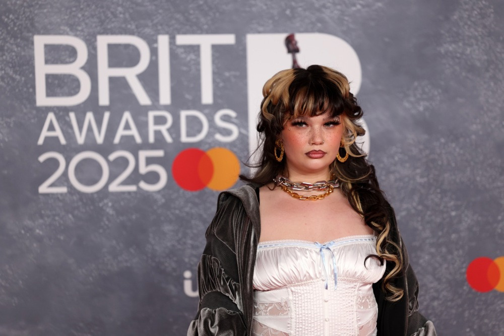 Lola Young kolabirala na sceni u New Yorku: "Dobro sam sada, hvala na podršci"