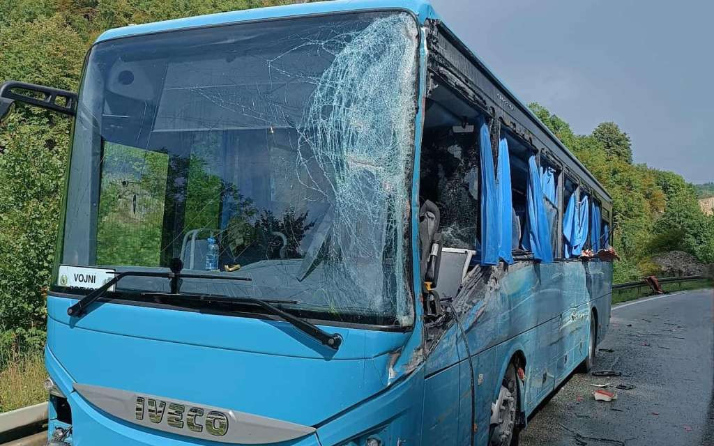 Saobraćajna nesreća kod Srebrenika, sudarili se autobus i kamion, dvije osobe povrijeđene