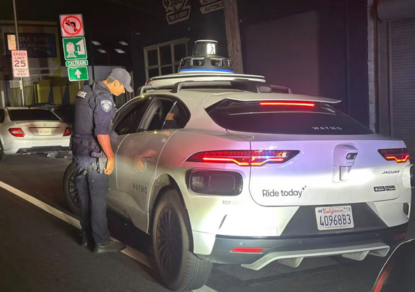 Neobičan prizor u Kaliforniji: Kazna za auto bez vozača – ko je kriv?