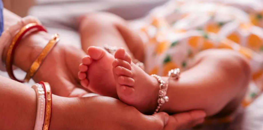 Rijetka operacija u Indiji: Iz stomaka novorođenčeta uklonjena dva "parazitska fetusa"