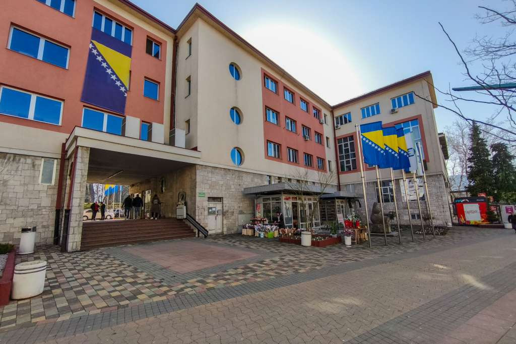 Kašnjenje isplate naknada porodiljama u Bihaću zbog administrativnog zastoja