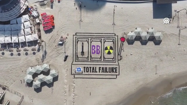 Izraelski aktivisti na plaži u Tel Avivu napravili pješčanu instalaciju protiv Trumpa u obliku „automata za igre na sreću"