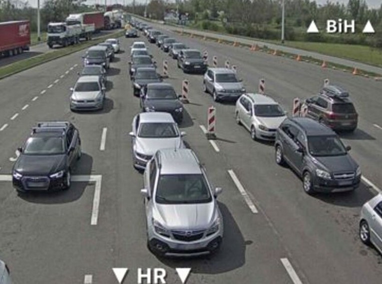 Haos na granicama prema Hrvatskoj: Višesatna čekanja zbog uvođenja novog EES sistema i prazničnih gužvi