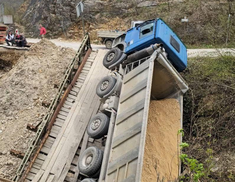 Urušio se drveni most na rijeci Banjica, nema povrijeđenih osoba, obustavjen saobraćaj
