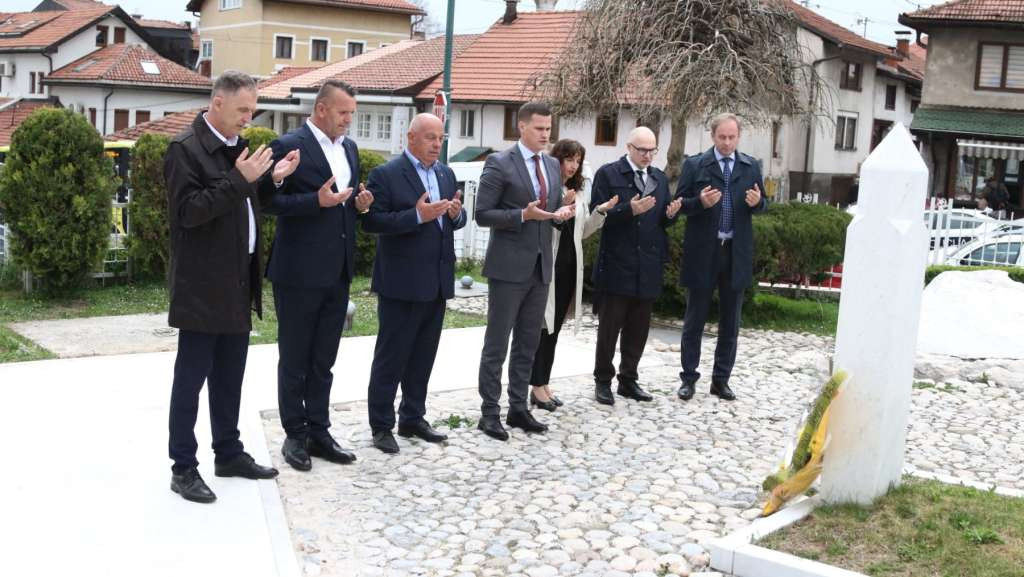 Delegacija TK položila cvijeće na šehidskom mezarju 'Kovači'