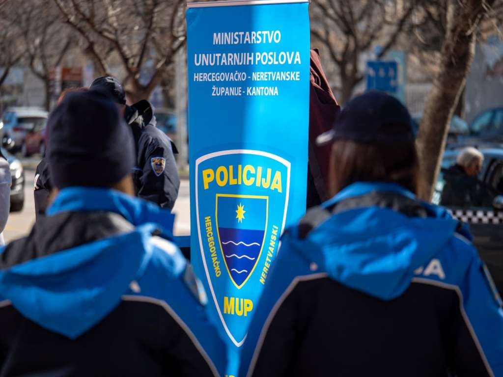 Trojica Sarajlija u Mostaru opljačkala stranu državljanku, ugurali je u stan i ukrali torbu