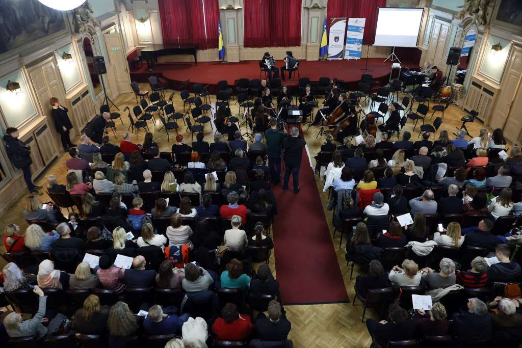 U Domu Oružanih snaga BiH 300 učenika zajedno otpjevalo 'Sarajevo ljubavi moja