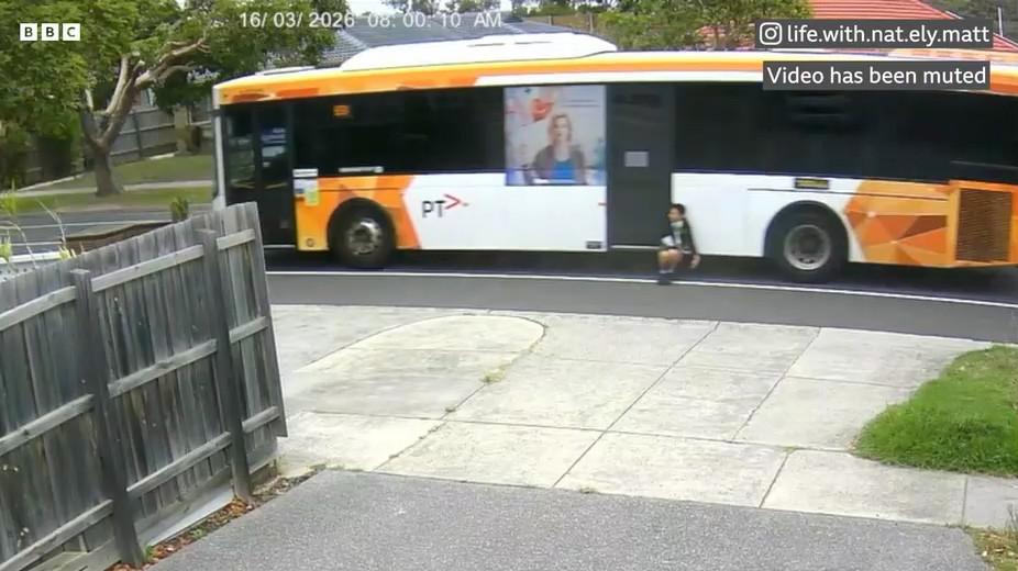 Dječak visio s autobusa u pokretu: Šokantni snimak iz Australije pokrenuo istragu i otkaz vozaču