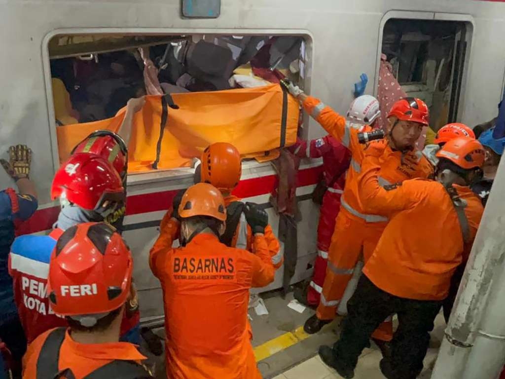 Tragedija kod Džakarte: U sudaru vozova poginulo 14 osoba, preko 80 povrijeđenih