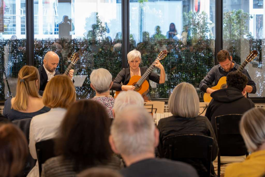U sklopu Festivalu 'Ulicom Bišća' održan koncert gitarskog tria 'SonArs'
