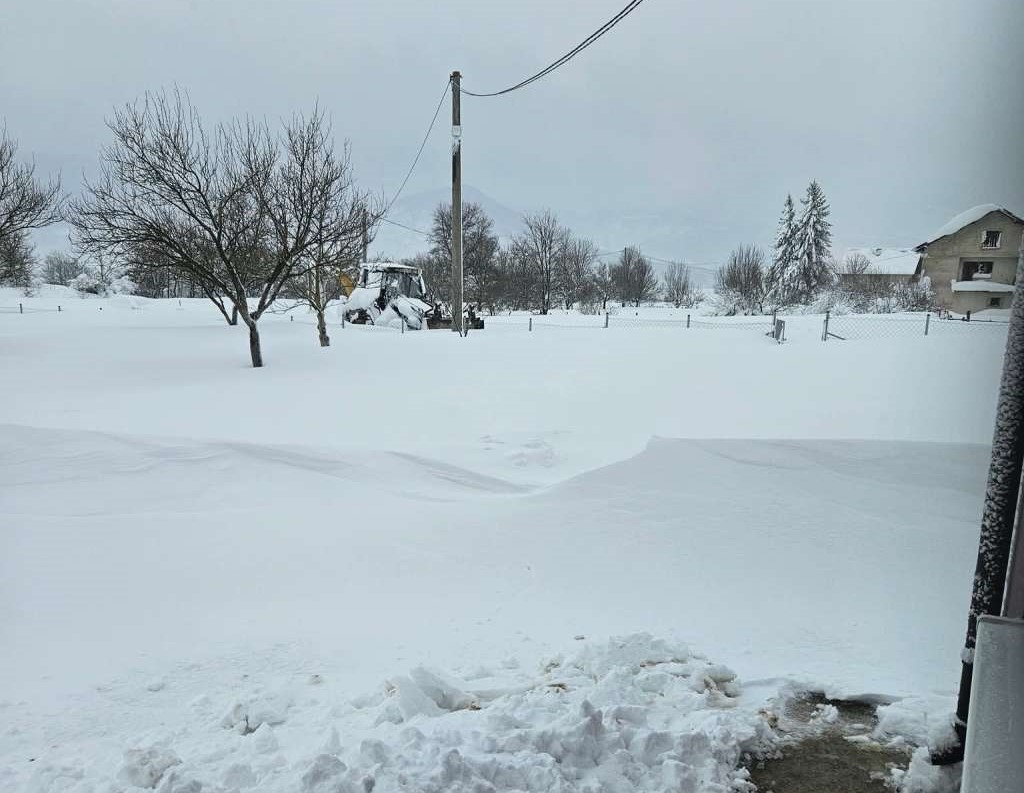 Inžinjerijski bataljon OSBiH uklanja snijeg i prepreke na ključnim putevima