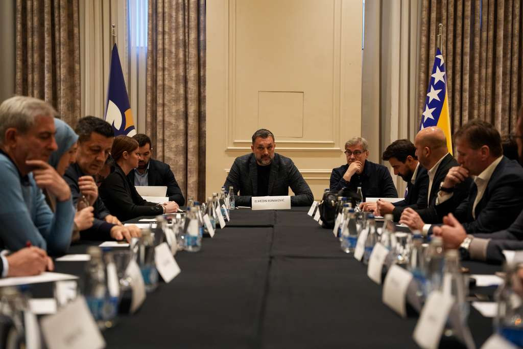 NiP pozvao Schmidta da kazni one koji blokiraju rad državnih institucija