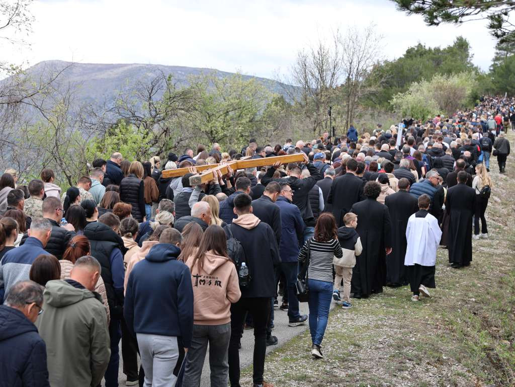 Stotine vjernika na Križnom putu na Humu; biskup Palić: Bog nas ljubi i spašava