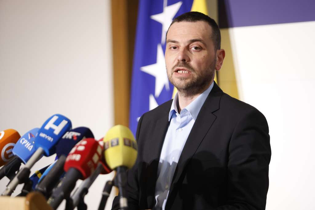 Magazinović: Dok gorivo ide ka cijeni od četiri KM po litru, SNSD odlučuje da kazni ljude i privrednike skupljim gorivom