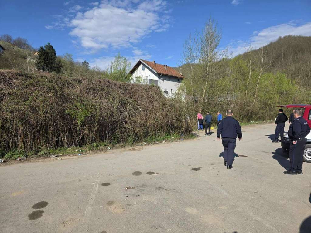 Osuđenici KPZ Sarajevo-odjeljenje Ustikolina danas čistili kod industrijske zone Pobjeda