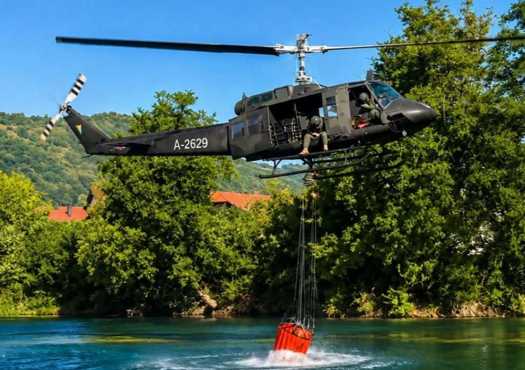 Helikopter OS BiH i danas gasi požar u području Trebinja, kod Cazina ugašen