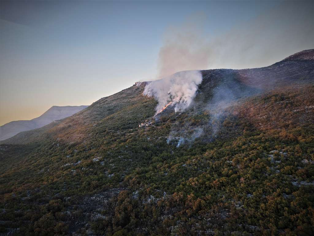 Helikopter OS BiH nastavlja angažman na požarištima u Trebinju