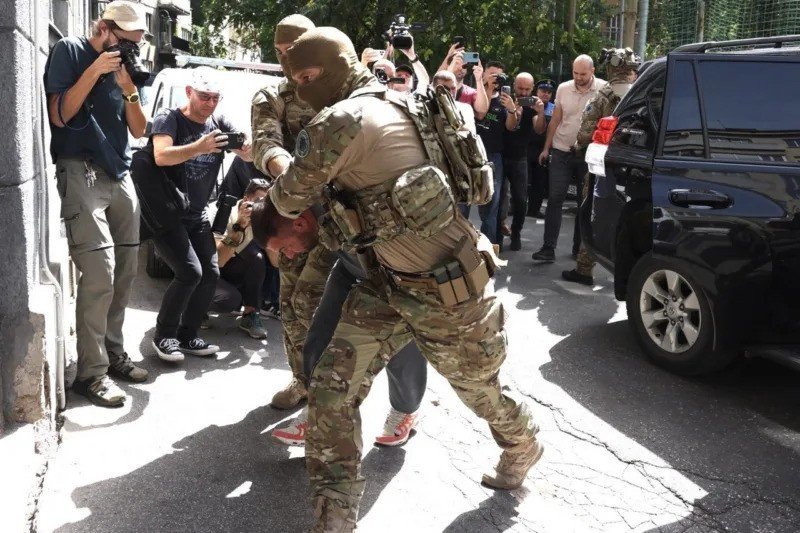 Admir Arnautović Šmrk pod jakom policijskom pratnjom doveden u MUP KS, uhapšeno devet osoba