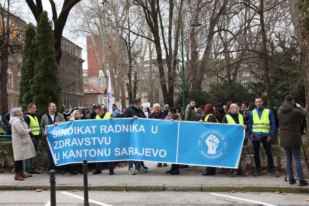Mirni protest u Sarajevu: Vlada KS najavila isplatu plata za 216 radnika Stomatološkog fakulteta