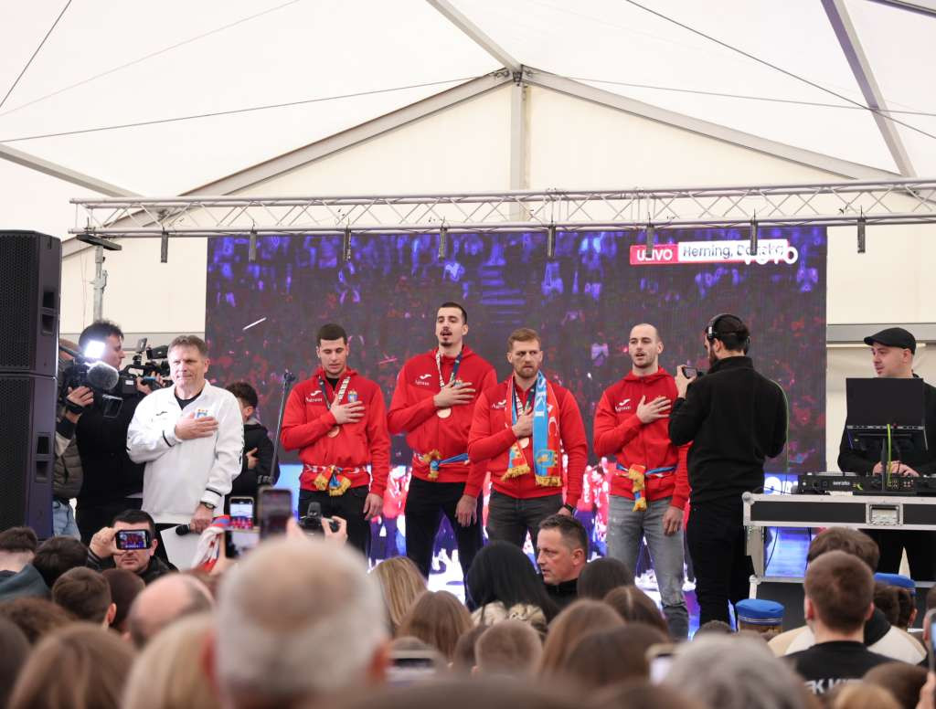 Velik broj Ljubušaka dočekao četvoricu svojih brončanih rukometaša