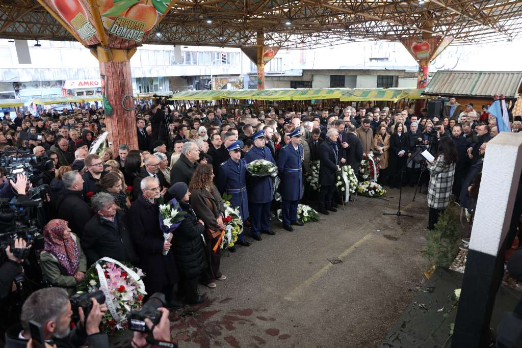 Markale 32 godine poslije: Sarajevo se s bolnim sjećanjem poklonilo žrtvama