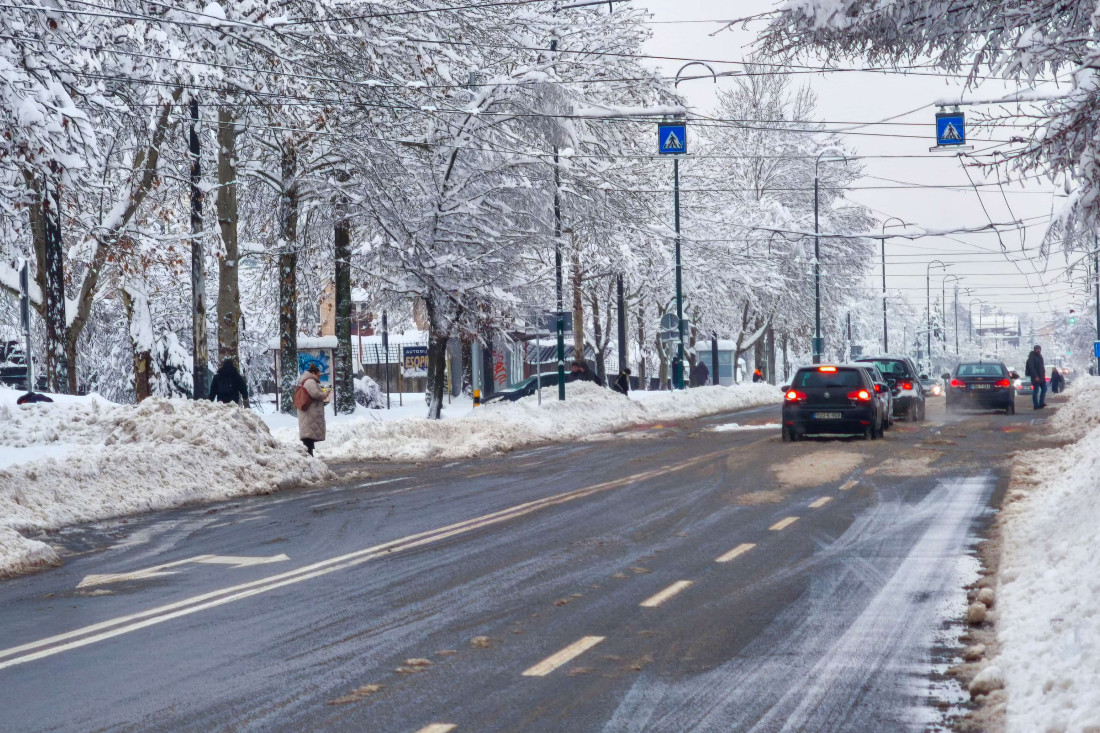 FUCZ - Snijeg otežava saobraćaj i uzrokuje prekide u snabdijevanju strujom u više kantona u FBiH