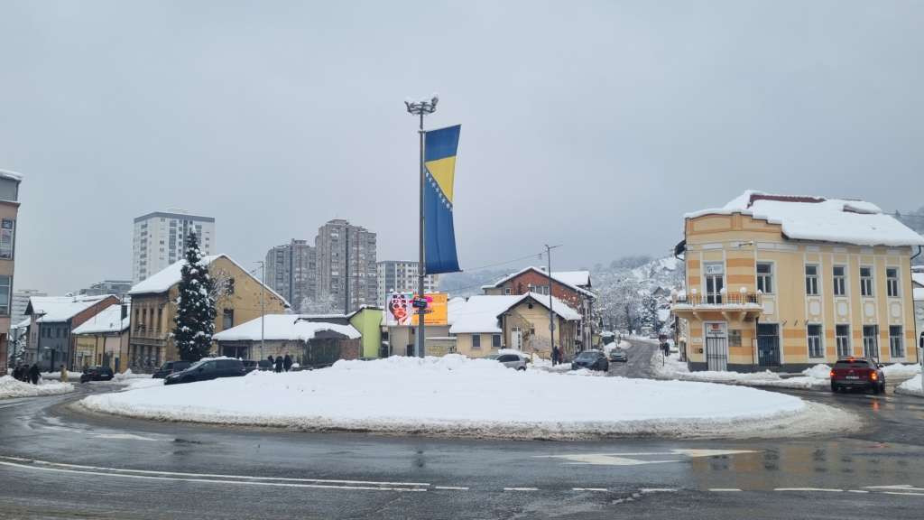 U Tuzlanskom kantonu snijeg paralizirao saobraćaj, više od 29 hiljada potrošača bez struje