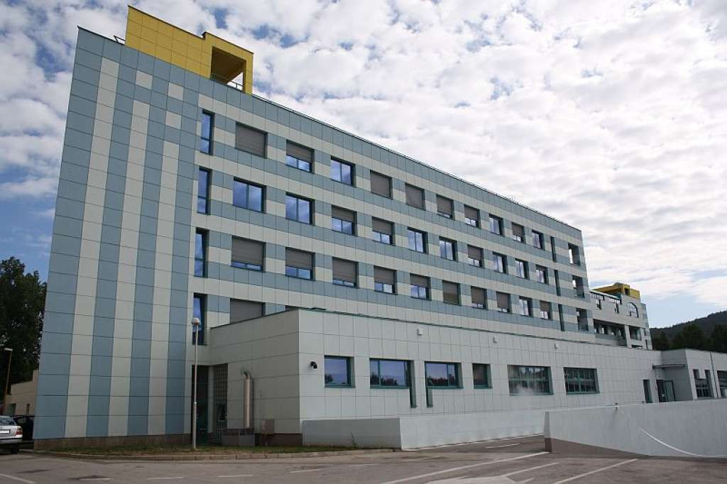 Dvije osobe osumnjičene zbog transparenta s porukom mržnje kod UKC-a Tuzla