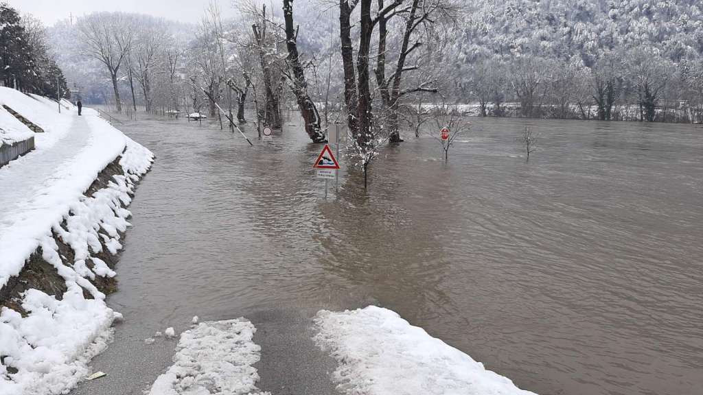 U Zvorniku treći dan vanredna situacija, mnoga naselja i dalje bez struje