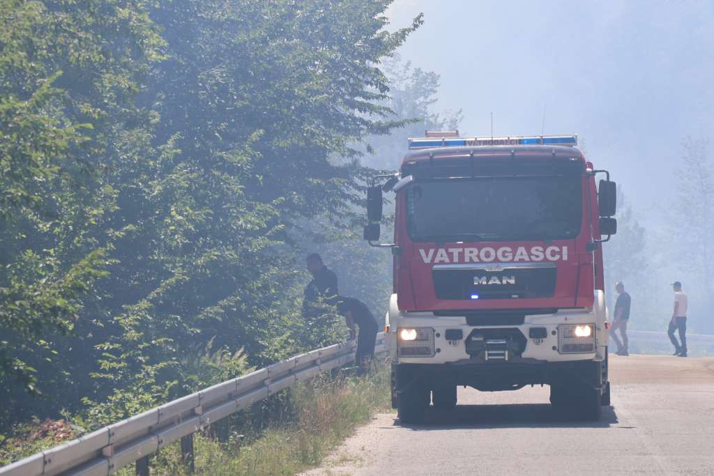 Vatrogasci u HNK imaju pune ruke posla, i dalje gori u kanjonu Rakitnice i na Rujištu